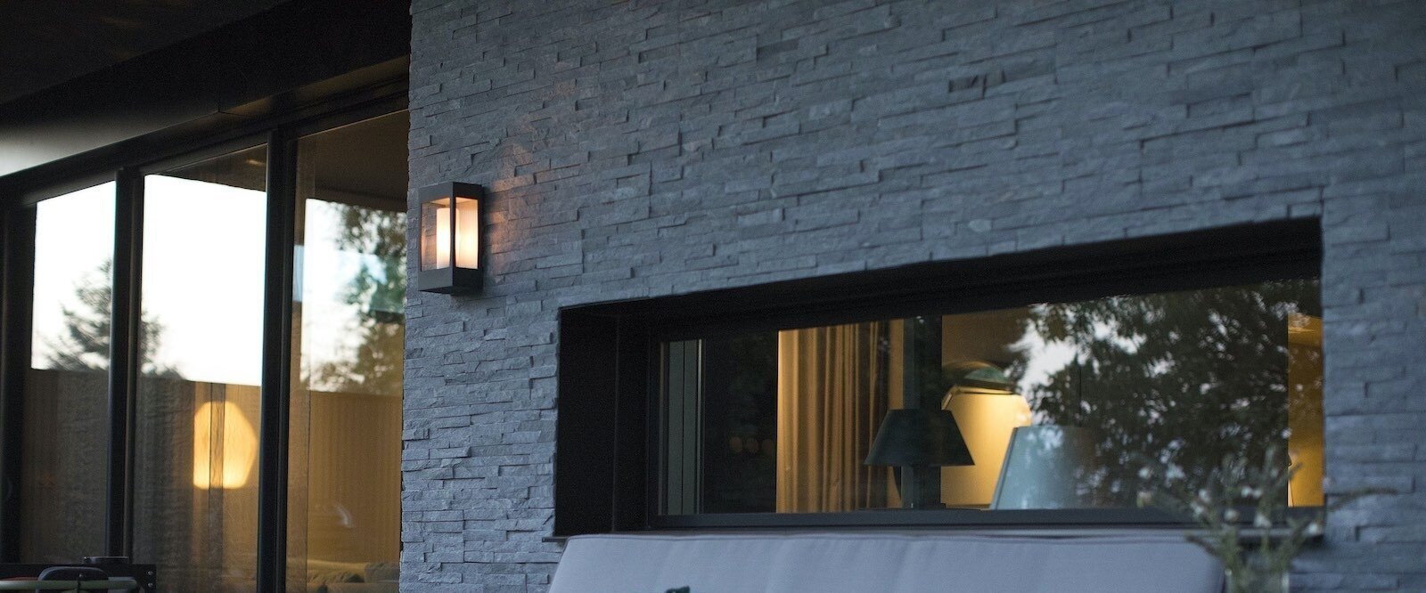 Klassische Außenleuchten setzen architektonische Akzente an modernen und historischen Gebäuden.